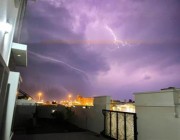 شاهد.. رياح شديدة وأمطار بسلطنة عمان.. وفيديو يرصد لحظات رعب في أحد المنازل