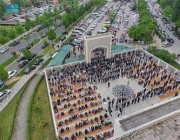 صور.. عشرات الآلاف يؤدون صلاة العيد بجامع الملك فهد في العاصمة البوسنية