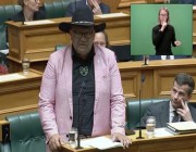 (فيديو) نائب نيوزيلندي رقص الـ “الهاكا” خلال جلسة.. فطردوه من البرلمان