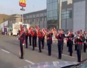 بفرقة موسيقية وهدايا.. هكذا استقبلت البحرين المسافرين السعوديين (فيديو)