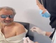 مشيدًا بالممرضة السعودية.. الوليد بن طلال يتلقى الجرعة الثانية من لقاح كورونا (فيديو)