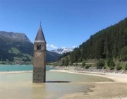 بعد 70 عامًا من الغرق.. ظهور قرية إيطالية غمرتها المياه لأول مرة (فيديو)