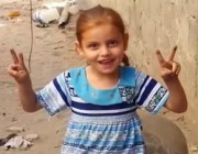 شاهد.. طفلة فلسطينية تلوح بعلامة النصر فوق صاروخ إسرائيلي سقط في منزل أسرتها