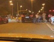 مضاربة جماعية وسط طريق عام في الكويت.. والشرطة تضبط المتورطين (فيديو)