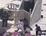 فيديو يوضح عن قرب لحظة تصدى رجال الأمن للشخص الذي حاول الصعود على منبر “الحرم”