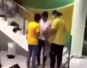 فيديو لأشخاص يعتدون على شاب داخل إحدى الصالات بشكل وحشي ومطالبات بمحاسبتهم