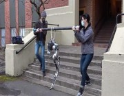 روبوت أعمى يتعلم صعود الدرج بأسلوب “الحس العميق”!