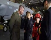 ملكة بريطانيا تتفقد حاملة طائرات تحمل اسمها
