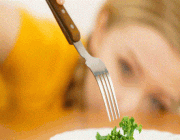 احذري مخاطرها.. 10 عادات تفعلها النساء عند تناول الطعام تؤثر على صحتهن