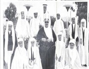 صورة تاريخية للملك سعود مع 10 من أبنائه