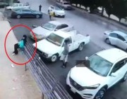 فيديو يوثق لحظة سرقة جوال من يد امرأة في العاصمة الرياض