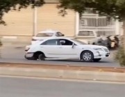 شاهد.. قائد مركبة يمارس التفحيط بدون “كفرات” في أحد شوارع الرياض