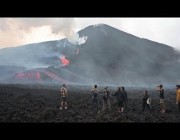أشخاص يتابعون بخوف ثوران بركان باكايا في غواتيمالا