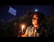 أطفال غزة يضيئون الشموع وسط الركام أملاً في الأمان