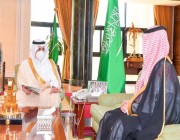 أمير تبوك يستقبل مدير مطار الأمير سلطان بن عبدالعزيز