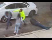 اعتداء عنيف من سائق على شخصين في أحد شوارع نيويورك