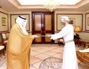 السفير العنزي يقدم نسخة من أوراق اعتماده سفيراً للمملكة لدى سلطنة عُمان