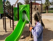 بلدية بيشة تكثف حملة لتطهير وتعقيم ألعاب الأطفال في الحدائق العامة