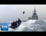 جنود البحرية البريطانية يطيرون في الهواء في اختبار البدلة النفاثة