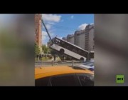 حافلة ركاب “تتعلق بعمود إنارة” جراء حـادث سير في بطرسبورغ