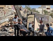 حلاق فلسطيني يستأنف عمله وسط أنقاض محله المدمر في غزة