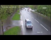 زوج غاضب يقفز على مقدمة سيارة تقودها زوجته على طريق سريع لخلاف بينهما