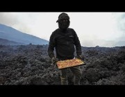 شيف يعد البيتزا فوق صخور بركانية في غواتيمالا