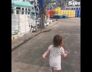 طفلة على رصيف الميناء تحيي والدها بحماس عند عودته من رحلة بحرية