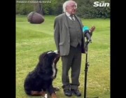 كلب رئيس أيرلندا يصر على جذب انتباهه بشدة أثناء إلقائه كلمة في مكان عام