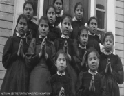 كندا.. مقبرة جماعية للأطفال تذكر باضطهاد السكان الأصليين