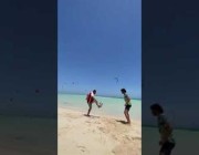 لاعب آرسنال محمد النني يستعرض مهاراته مع والده على الشاطئ.. أيهما أكثر مهارة؟