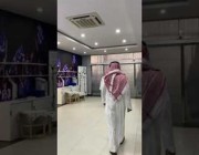 لحظة زيارة العضو الشرفي الأمير فيصل بن يزيد لنادي الهلال