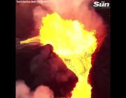 مشهد مخيف لحمم بركانية متدفقة من أحد البراكين في آيسلندا
