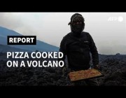 مغامر يطهو “البيتزا” على الصخور المشتعلة في بركان غواتيمالا