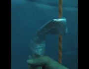 ‏غواص يقوم بتجربة لإظهار كمية الضغط التي يتعرض لها الإنسان عند الغوص لمسافات كبيرة في عمق المياه