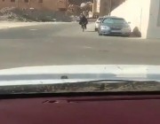 الفضول يدفع بسائق هايلكس بتصوير فتاة على دراجة ليشارك المقطع مع أصدقائه