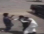 “شرطة القصيم” تقبض على شخصين اعتديا على عامل بمحطة وقود (فيديو)