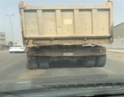 “المرور” يتفاعل مع مقطعي فيديو ويضبط شاحنتين تنقلان حمولتين بشكل خطر