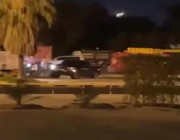 الكويت: فيديو يرصد مشاجرة ومحاولة دهس أحد الأشخاص.. والشرطة تضبط الجناة