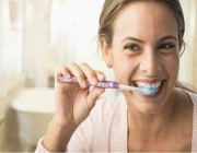 “لا تنظف أسنانك مباشرة بعد الأكل”.. طبيبة تشارك المخاطر الصحية الخفية!