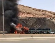حـادث يتسبب باشتعال شاحنة تحمل مجموعة سيارات في القويعية (فيديو)