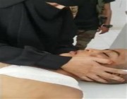 مشهد مؤثر لأم يمنية تودع طفلها الذي لقي مصرعه إثر قصف حوثي استهدف حي الروضة بمأرب