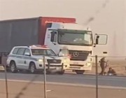 شاهد.. شاحنة تسير بسرعة عالية عكس الاتجاه على طريق الرياض – القصيم.. “وأمن الطرق” يوقفها بالقوة
