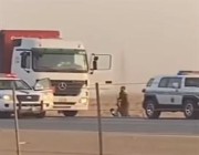 شرطة منطقة الرياض: القبض على قائد شاحنة خالف قواعد السلامة المرورية بالقيادة عكس اتجاه السير