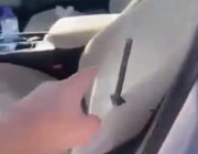مواطن ينجو بأعجوبة من موت محقق بعدما اخترق “سيخ” مقعد سيارته على طريق حائل – القصيم (فيديو)