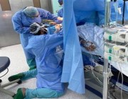 جالساً على ركبتيه.. جراح سعودي ينجح بإزالة ورم دماغي لمريض كويتي فضل إجراء العملية بالمملكة (فيديو)