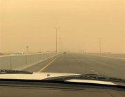 موجة غبار تجتاح الكويت.. وتأثيراتها تصل إلى الرياض (فيديو)