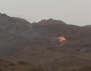 فيديو.. صاعقة رعدية تتسبب في اشتعال النيران بأحد جبال الليث