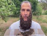 فيديو .. مئات من النحل تتجمع لتشكل لحية في ذقن نحال بالباحة