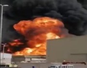 اندلاع حريق ضخم بأحد المستودعات في جدة .. والدفاع المدني يباشر (فيديو)